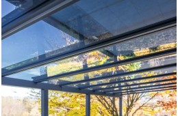 Střechu hliníkové pergoly tvoří bezpečnostní sklo