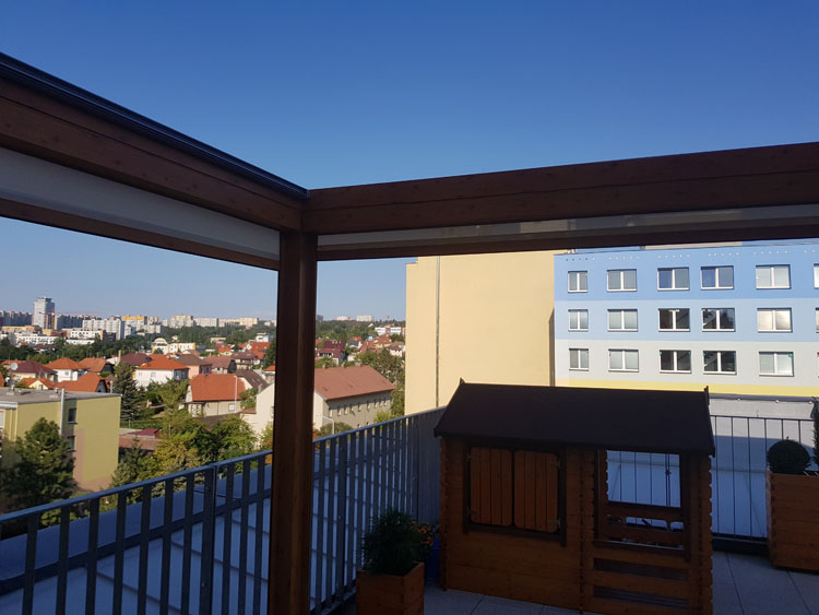 Hliníková pergola na terasu v imitaci dřeva Hliníková pergola na terasu v imitaci dřeva
