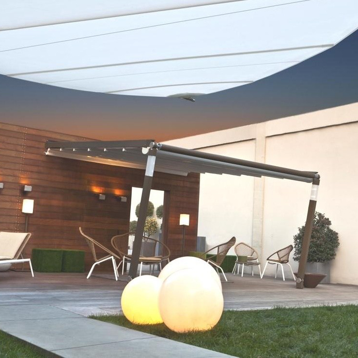 Hliníková pergola zastřešená baldachýnem
