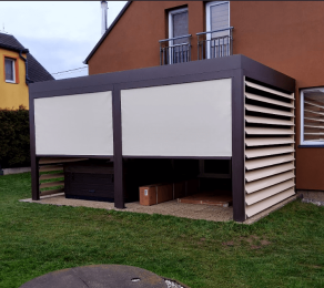 Hnědá hliníková pergola se screen roletami a bočním slunolamem