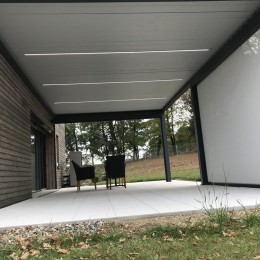 Pergola se screen roletami