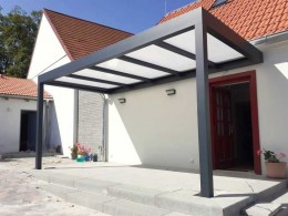 Hliníková pergola s prosklenou střechou