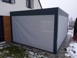 Pergola se šedými screen roletami