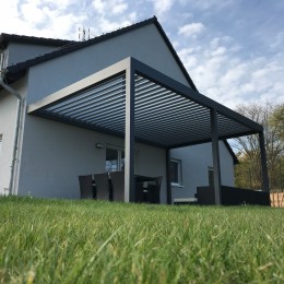 Moderní bioklimatická pergola kotvená k domu