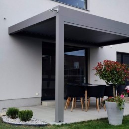 Moderní hliníková pergola stojící u domu