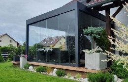 Elektrická hliníková pergola SKYLINE s bezrámovým zasklením