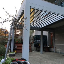 Bioklimatická pergola SKYLINE se střechou, kde jsou natáčecí lamely