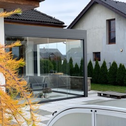 Luxusní pergola s prosklením