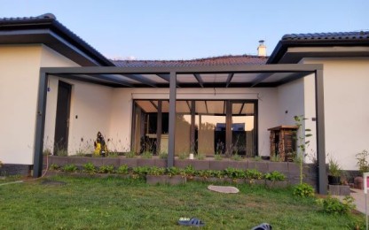 Hnědá pergola Espace s polykarbonátovým zastřešením 