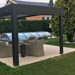 Samostatně stojící pergola u bazénu