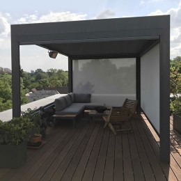 Luxusní hliníková pergola se screenovými roletami