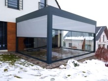 Antracitová pergola se screenovými roletami 