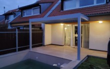 Stříbrná pergola z hliníkových profilů 