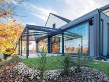 Pergola se skleněnou střechou a integrovanou markýzou 