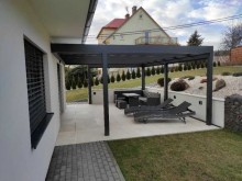 Prosklená pergola kotvená k domu 