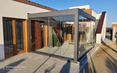 Bioklimatická pergola s bezrámovým zasklením 