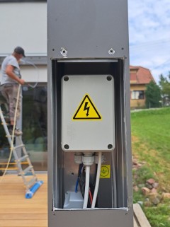 Elektřina v jednom ze sloupků 