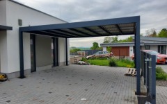 Konstrukce autopřístřešku je z odolných hliníkových profilů