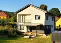 Pergola ESAPACE kotvena ke zdi a se 2 stojnami 