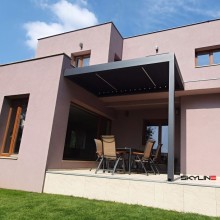 Antracitová pergola kotvená k domu 