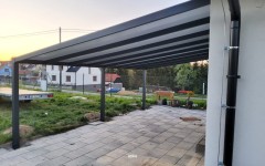 Polykarbonátové zastřešení má sklon 8 stupňů