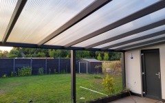 Polykarbonátové zastřešení v mléčném provedení 