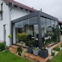 Hliníková pergola s bezrámovým zasklením 