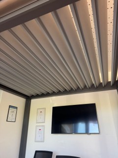 Bioklimatická pergola s naklápěcími lamelami je k vidění v showroomu v Kuřimi u Brna
