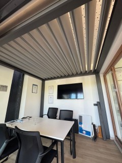 Bioklimatická pergola s LED osvětlením v showroomu v Kuřimi 
