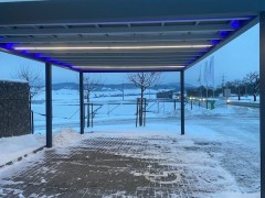 Před pobočkou v Kuřimi je hliníkový autopřístřešek s LED podsvícením 