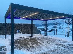 Hliníkový autopřístřešek před pobočkou v Kuřimi u Brna 