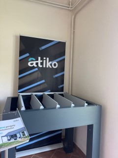 Zmenšená bioklimatická pergola s naklápěcími lamelami na pobočce firmy Atiko v Blansku