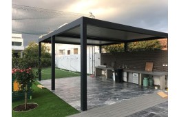 Pergola má integrované odvody vody s chrliči u země