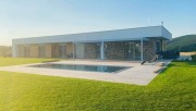 Bioklimatická pergola SKYLINE v golfovém areálu Kaskáda u Brna 