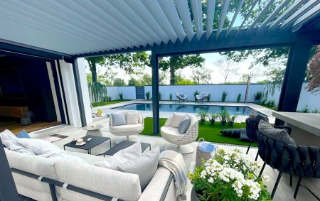 Bioklimatická hliníková lamelová pergola SKYLINE